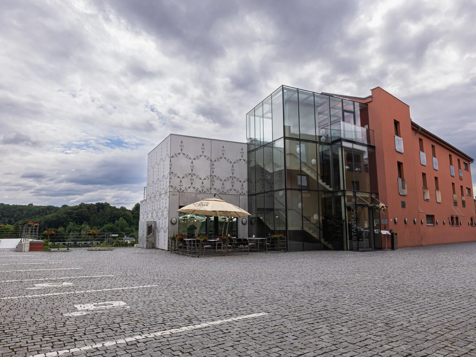 Skleněné křídlo hotelu nad skalním ostrohem