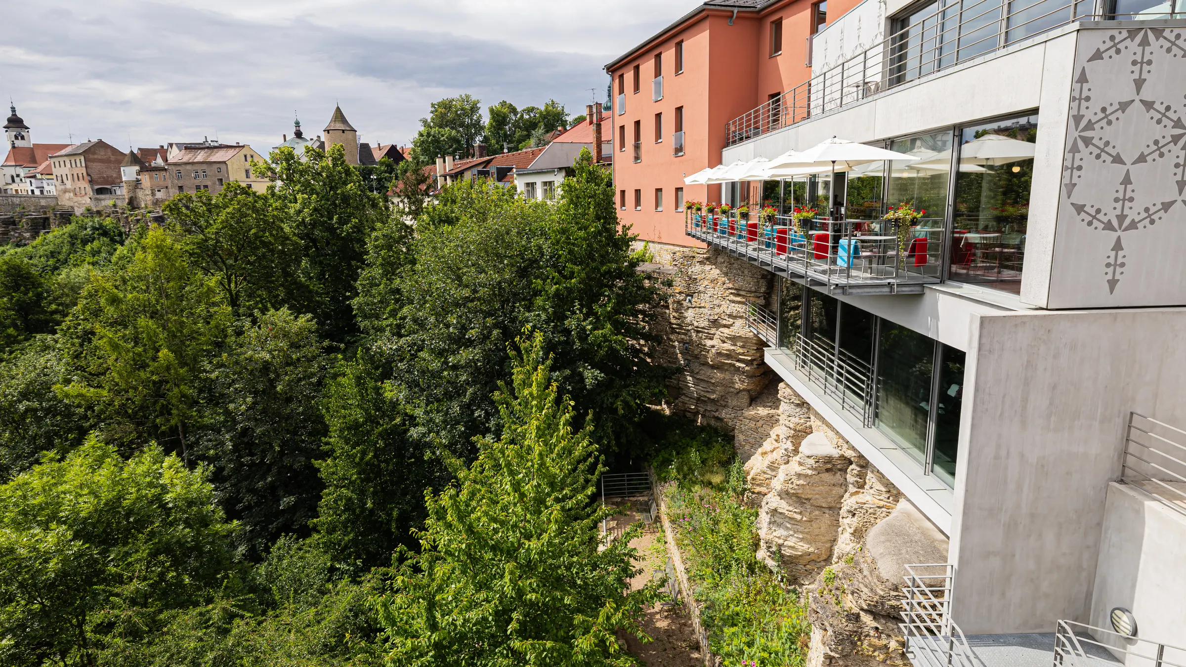 Hotel na skále nad údolím Metuje