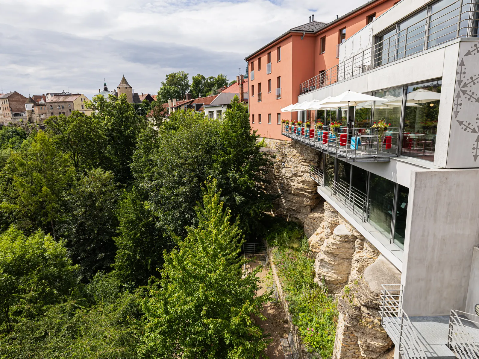 Hotel na skále nad údolím Metuje
